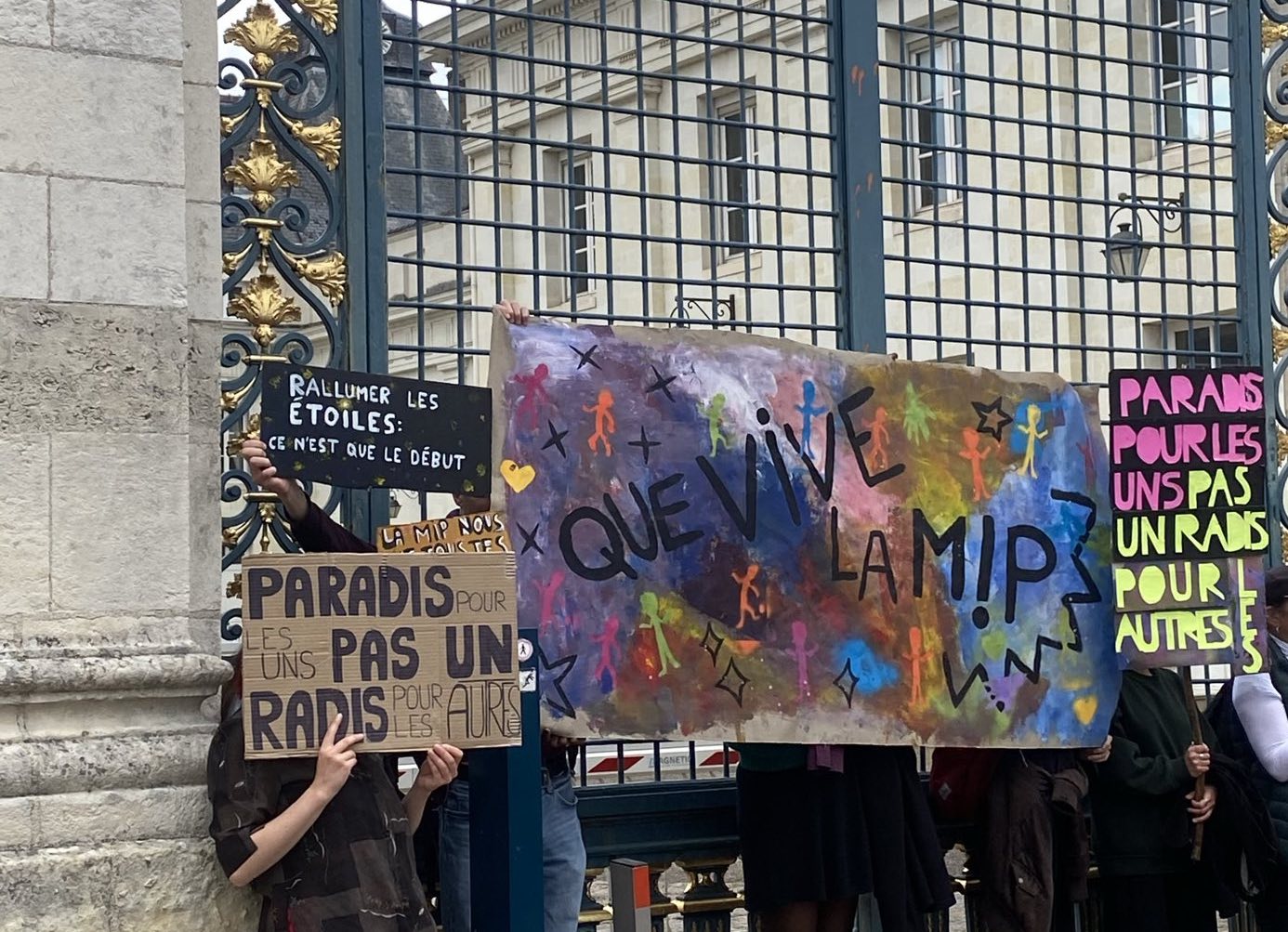 Manifestation pour la MIP devant la Préfecture